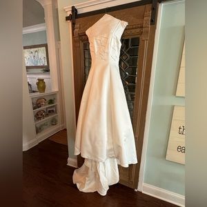 Paloma Blanca Wedding Dress, never worn. Size 8, could possibly fit a 6.